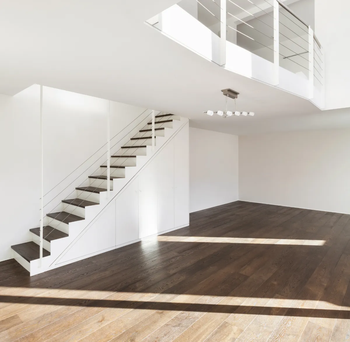 Rénovation d'un appartement en duplex, pose d'un sol en parquet et peinture blanche