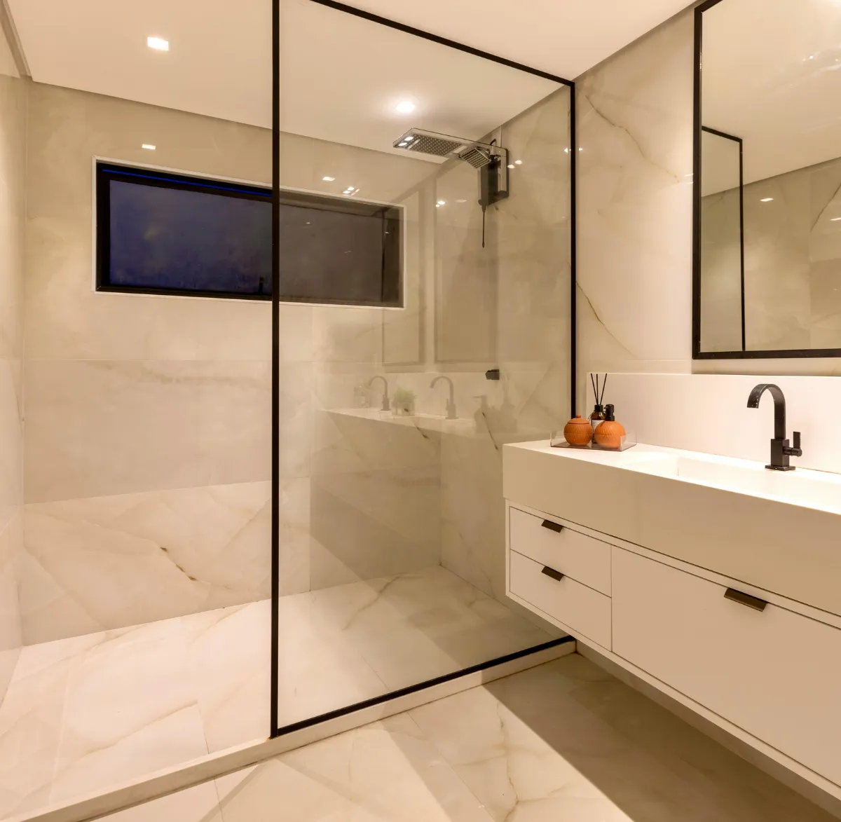 Pose de carrelage dans une salle de bain avec douche