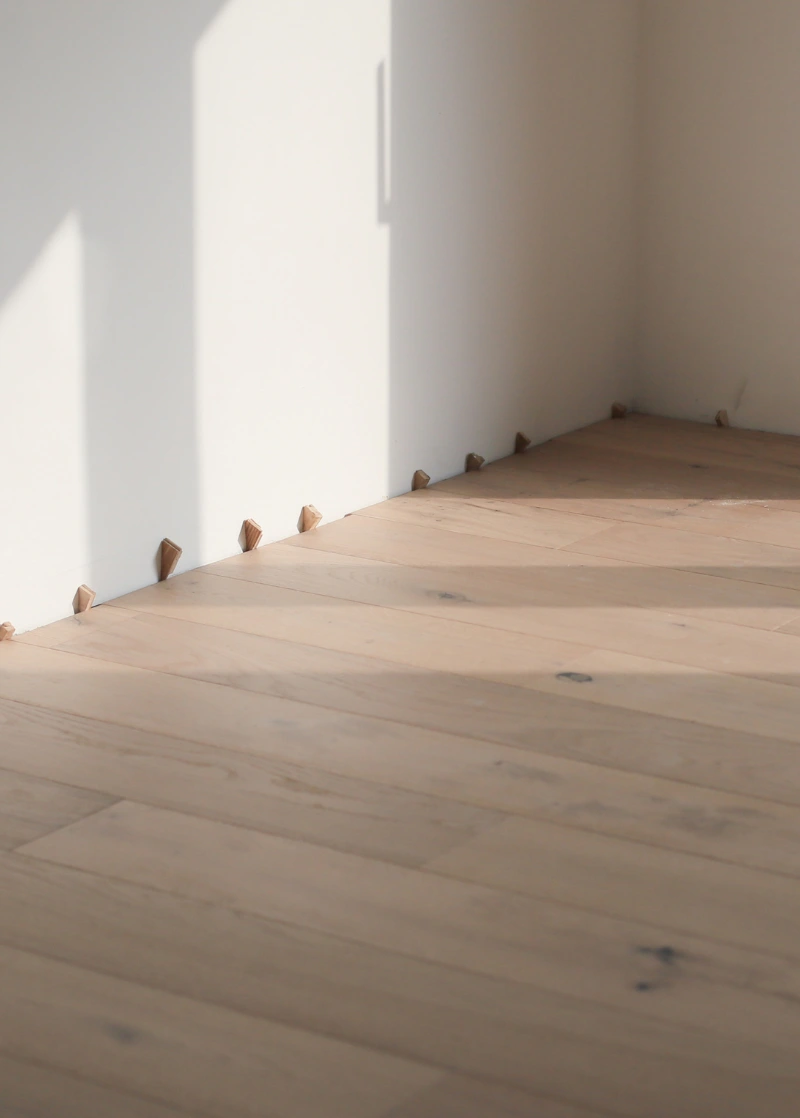 Pose de parquet avant finition des plaintes