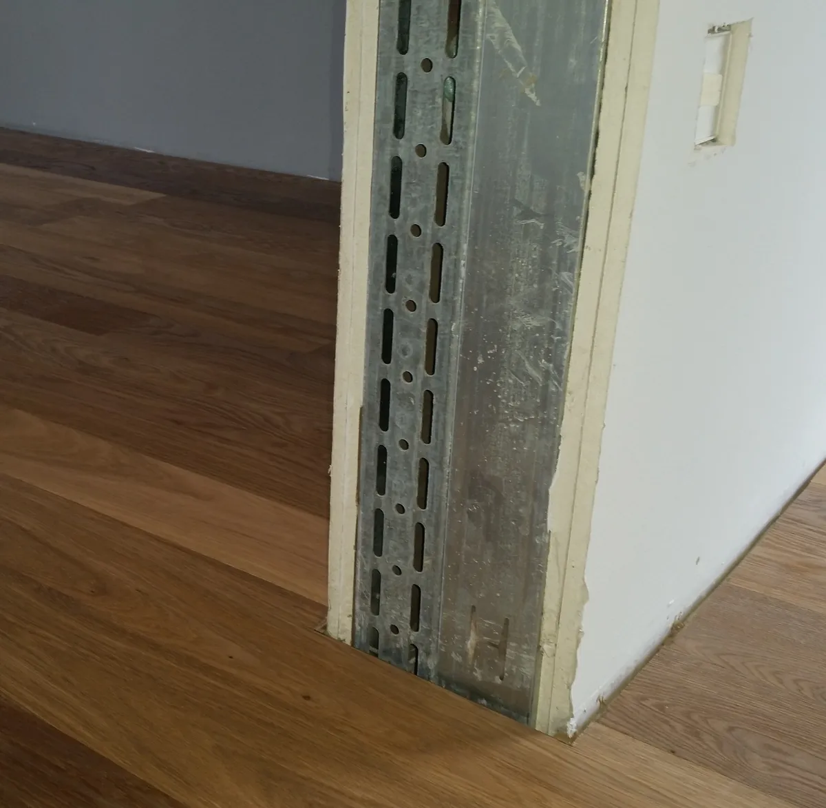 Découpe soigné de parquet avant pose des plaintes
