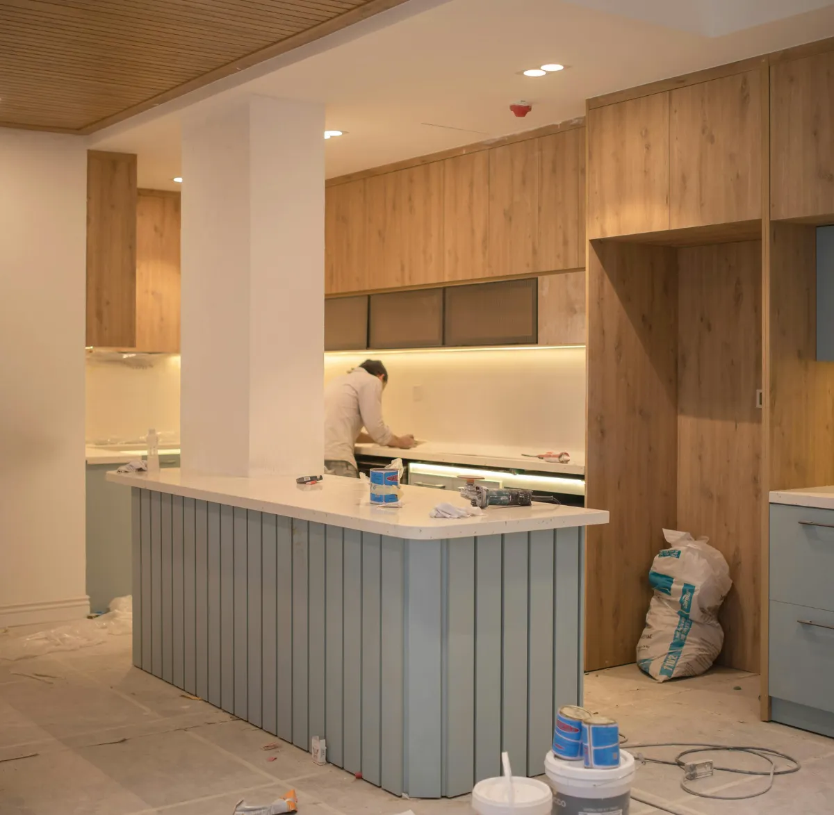 Image de rénovation d'une cuisine moderne avec îlot central